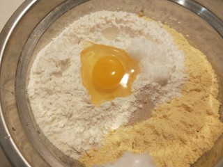 小米发糕,加入一个鸡蛋。