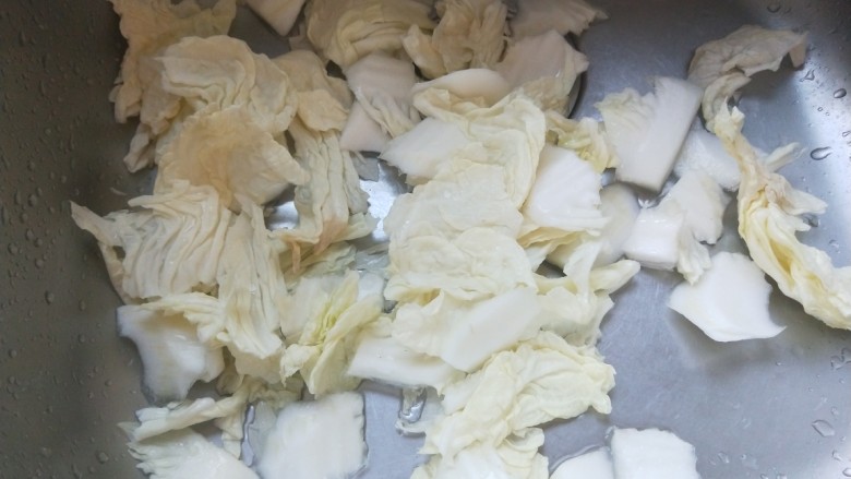 白菜豆腐煲,撕成小块，菜邦用刀片成小块。