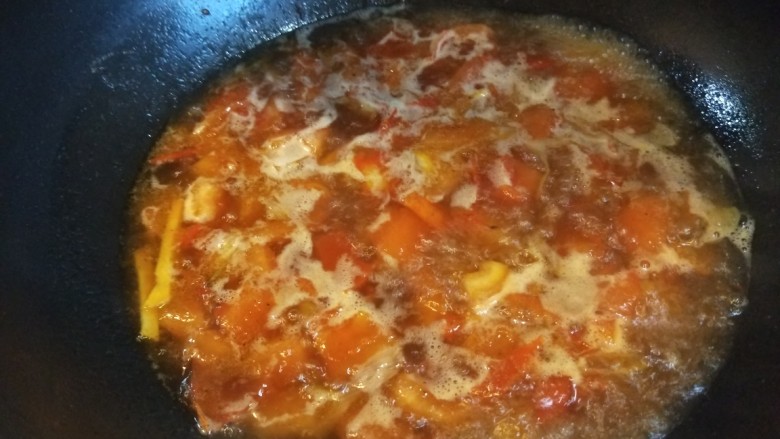 白菜豆腐煲,加入生抽，加入一碗水烧开。