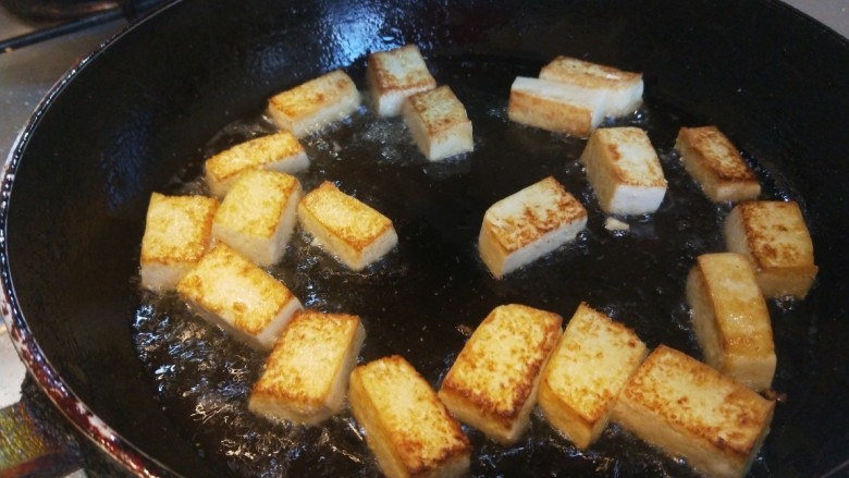 白菜豆腐煲,煎制金黄即可。