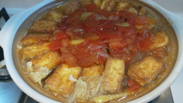 白菜豆腐煲,加入鸡汁，盐，煮软即可。