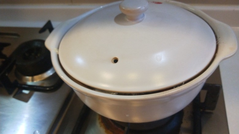 白菜豆腐煲,盖上盖子小火慢炖。