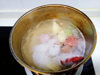 粉条、菠菜多彩羊肉饺子汤,水快开时放入饺子