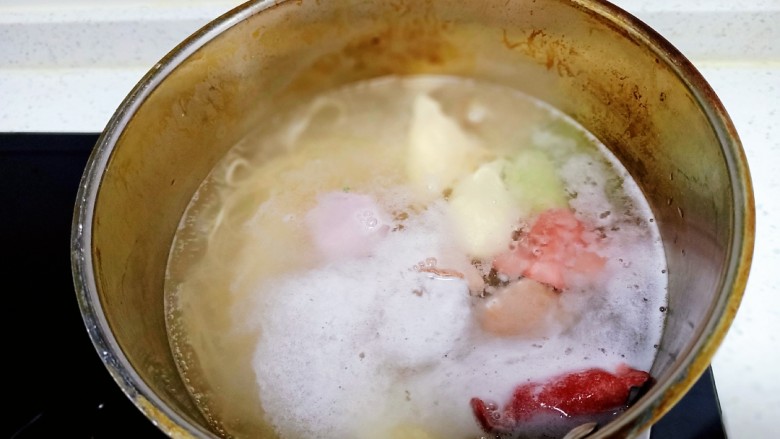 粉条、菠菜多彩羊肉饺子汤,水快开时放入饺子