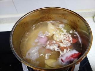 粉条、菠菜多彩羊肉饺子汤,放入虾米