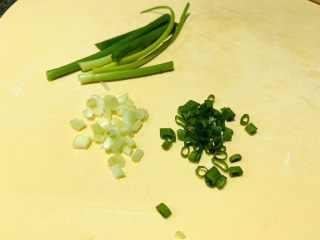 葱油芋艿,葱白切小粒，葱叶切小粒，剩余的切长条；