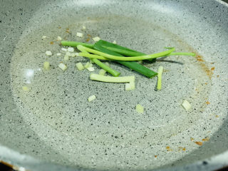 葱油芋艿,把葱白和长条的葱放入锅里炒香；