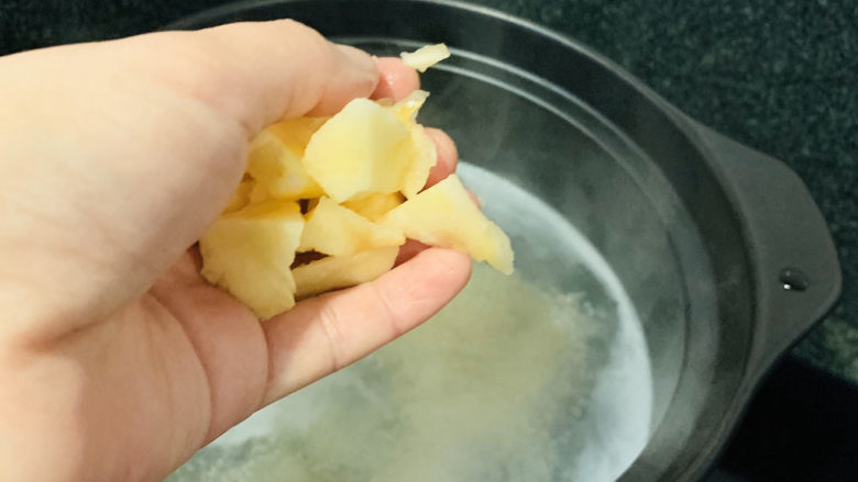 苹果小米粥,放入切好的苹果碎；