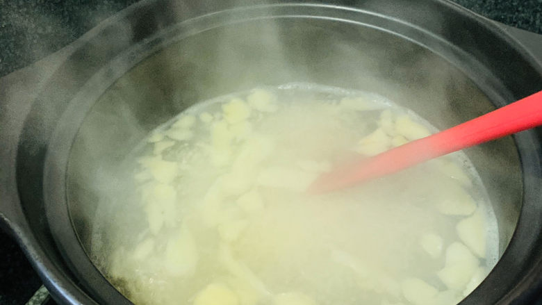 苹果小米粥,煮的过程稍微搅拌几次；