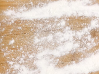 芝麻油条,面板上撒少许面粉防粘