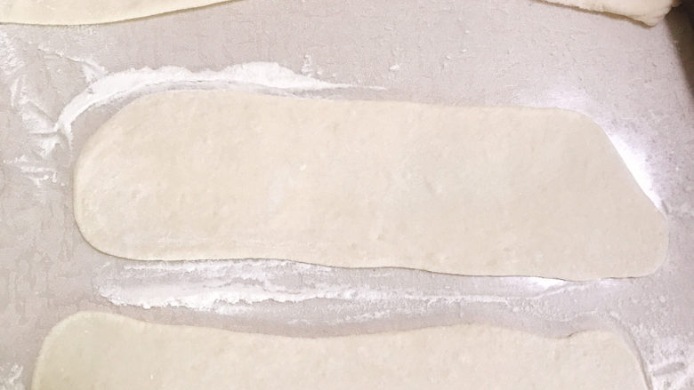 椒盐花卷,擀成长方形的片