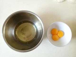 小米发糕,鸡蛋蛋清蛋黄分离，盛蛋清的盆子无油无水