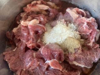 麻辣水煮牛肉,放调料腌制牛肉