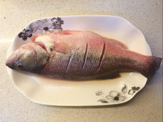 清蒸鲈鱼,在鲈鱼上抹上适量的盐，淋上料酒，腌制十分钟左右。