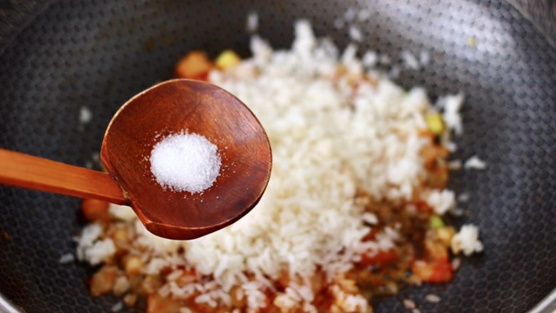 泡菜核桃蛋炒饭,再根据个人口味，加入适量的盐调味。