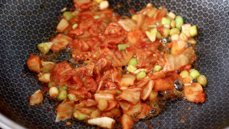 泡菜核桃蛋炒饭,大火快速翻炒均匀。