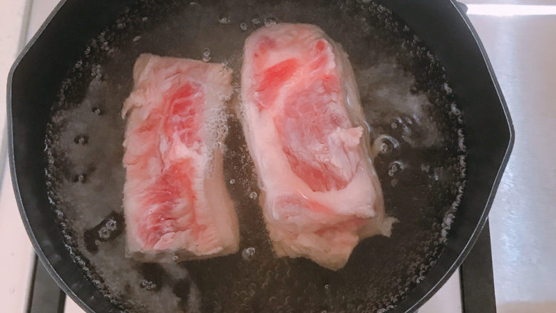 芋头扣肉,<a style='color:red;display:inline-block;' href='/shicai/ 428'>五花肉</a>加料酒煮熟。