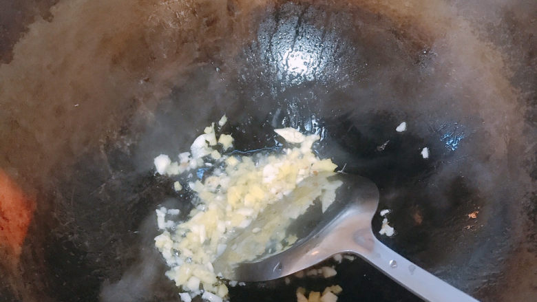 芋头扣肉,下面开始制作。先把姜蒜爆香