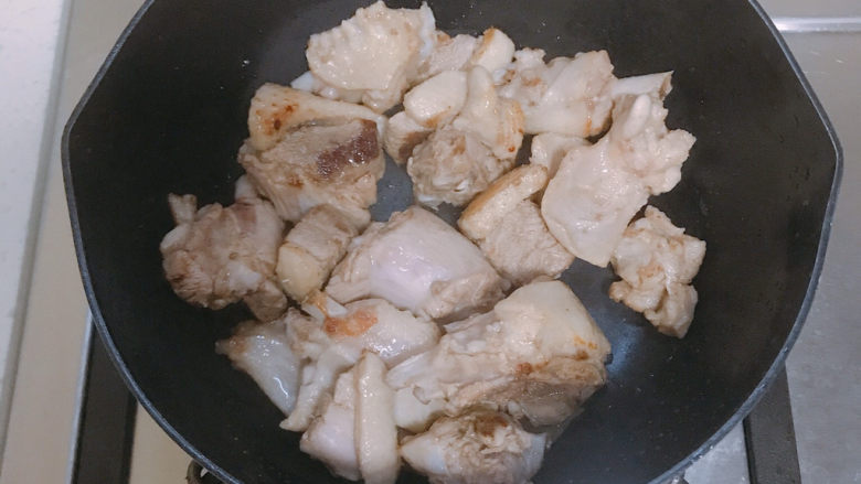 红烧鸭肉,锅里倒少量油，把鸭肉放进去煎
