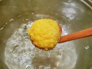 小米红薯粥,汤锅水烧开 放入浸泡好的玉米碴和小米