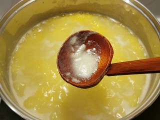 小米红薯粥,期间 注意搅拌  以免糊锅底  撇去浮末