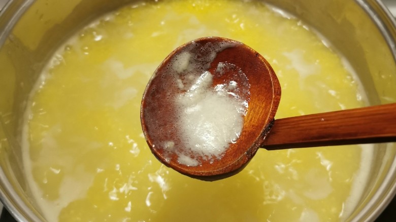 小米红薯粥,期间 注意搅拌  以免糊锅底  撇去浮末