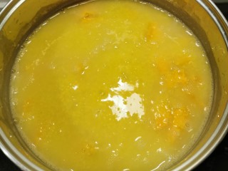 小米红薯粥,汤汁越来越浓稠 注意观察  搅拌