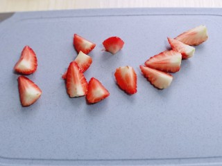 草莓蛋挞,草莓去根，洗干净，切小块。