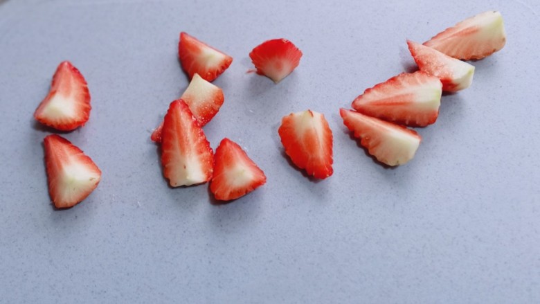 草莓蛋挞,<a style='color:red;display:inline-block;' href='/shicai/ 592'>草莓</a>去根，洗干净，切小块。