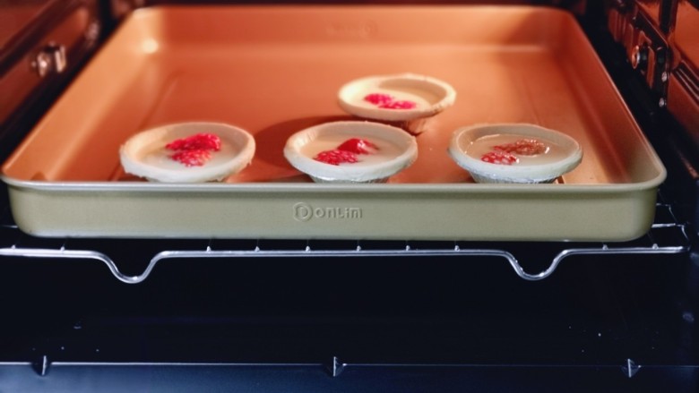 草莓蛋挞,将烤盘入烤箱中层。