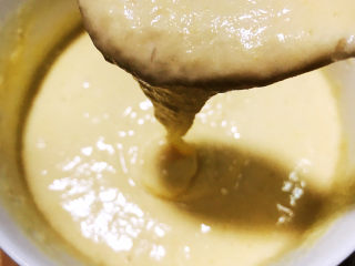 小米发糕,搅拌均匀，如图片糊状，放入温暖的地方进行发酵。