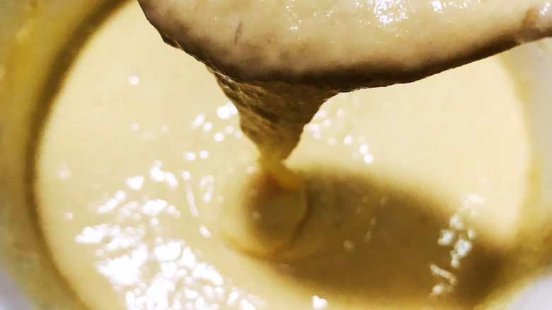 小米发糕,搅拌均匀，如图片糊状，放入温暖的地方进行发酵。