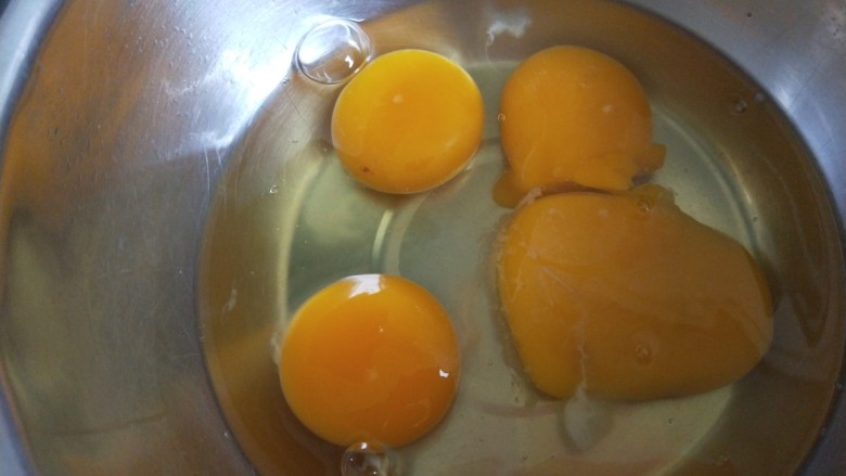 人间美味+香臭结合,打四个鸡蛋搅拌均匀。