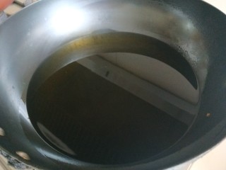 人间美味+香臭结合,锅中倒入花生油烧七成热。