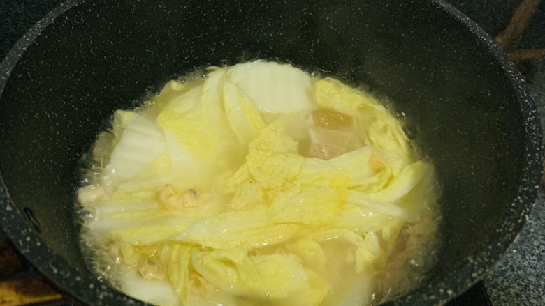 火腿炖白菜,再炖煮10分钟，白菜吸收了火腿的咸香；