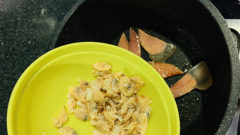 火腿炖白菜,加入蛤蜊和干贝，煸炒香；