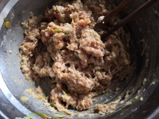 青菜肉包,用筷子搅拌至肉馅拉丝状态。