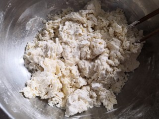 青菜肉包,用筷子搅成棉絮状。