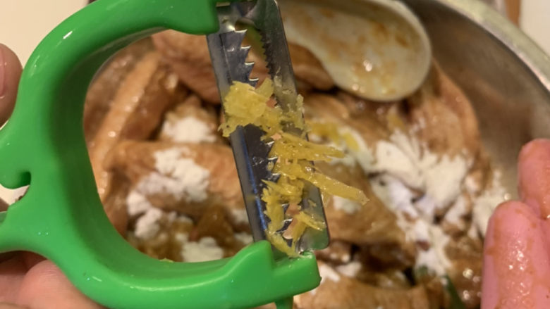 泰式炸拇指鸡翅,没有柠檬叶，只能用柠檬皮代替了，搅拌均匀
