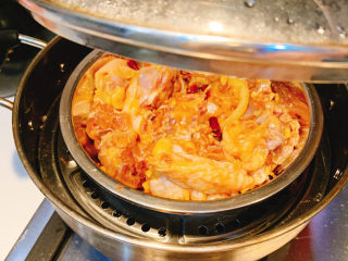 嫩蒸香滑鸡,把鸡放入盘中，锅里大火煮滚水，把盘子放入锅里蒸18-20分钟，即可出锅