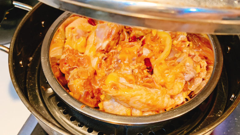 嫩蒸香滑鸡,把鸡放入盘中，锅里大火煮滚水，把盘子放入锅里蒸18-20分钟，即可出锅