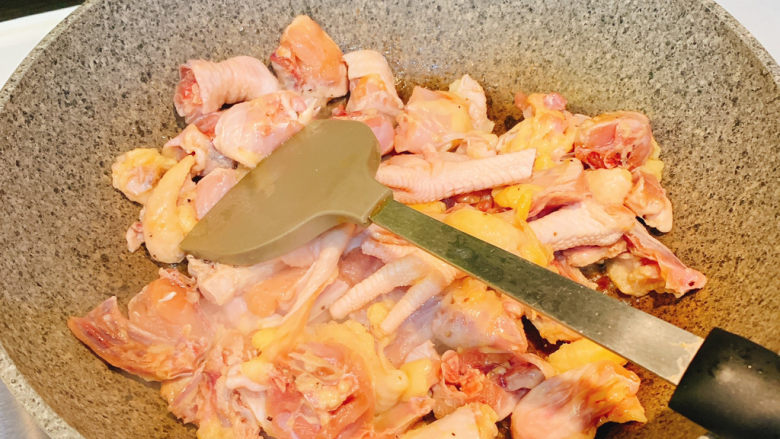芋头烧鸡,冷锅热油，放入鸡翻炒至双面变色