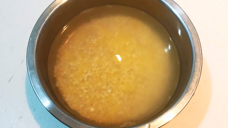 苹果小米粥,把米用冷水淘洗干净