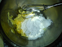 蛋白薄脆饼,将软化的黄油和糖粉倒入大碗