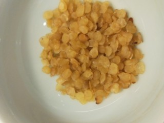 小米红薯粥,皂角米提前泡开洗干净。