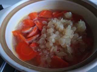 小米红薯粥,倒入皂角米。