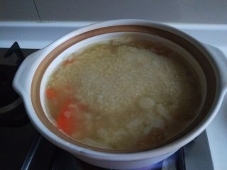 小米红薯粥,加入小米一起煮开。