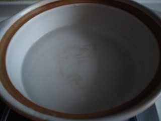 小米红薯粥,锅中放入适量水。