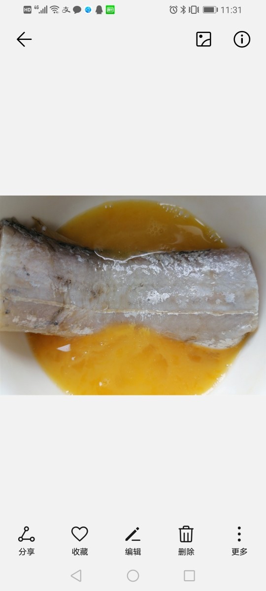 酥炸带鱼,腌制好的带鱼先裹上一层蛋液