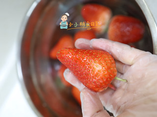6个月以上草莓酸奶,先把草莓清洗干净